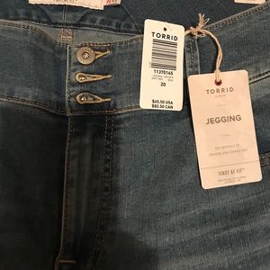 Women’s skinny jeggings.